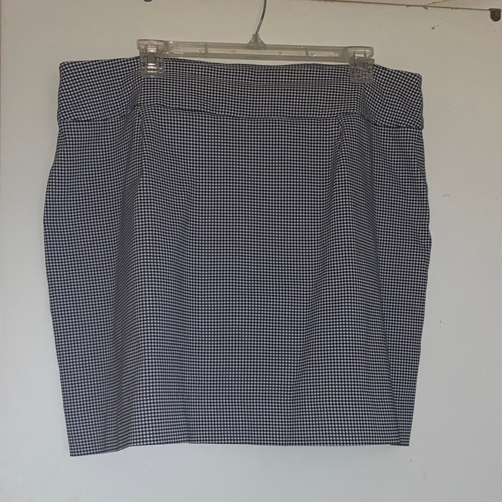 4 for 20.00 ❤️Classic Black and White Checkered Skort